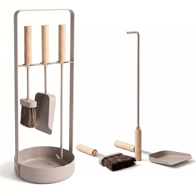 Serviteur de cheminée beige scandinave à manches en bois, bagues de laiton et coupelle de base ronde