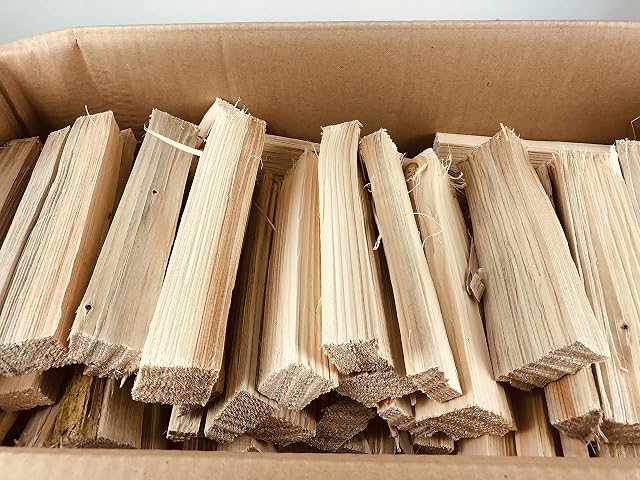 Petit bois sec d’épicéa et de pin d’environ 20 centimètres et de deux à quatre centimètres d’épaisseur, en cartons