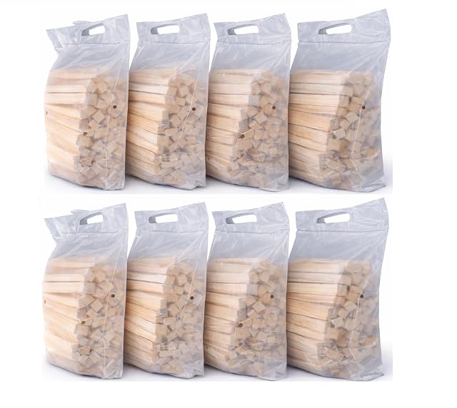 Huit sacs de 2,5 kg de petit bois de pin et d’épicéa séché en chambre, à poignées de portage et ouvertures d’aération